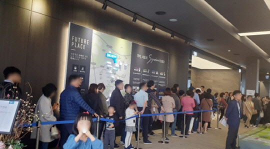 GS건설이 서울 서초구 방배경남아파트를 재건축해 짓는 방배그랑자이 1순위 청약에 2092명이 몰렸다. 방배그랑자이 견본주택 방문객들이 줄 서서 입장하고 있다.<GS건설 제공>